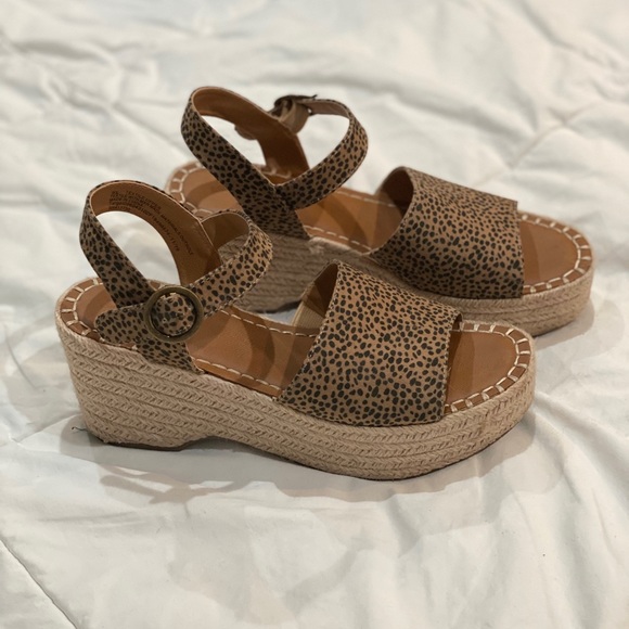 universal thread cheetah sandals